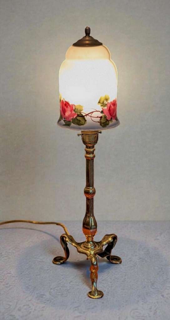 Arts and crafts table lamp with briar rose decorated shade