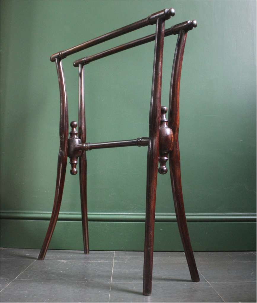 Bentwood towel rail by Thonet