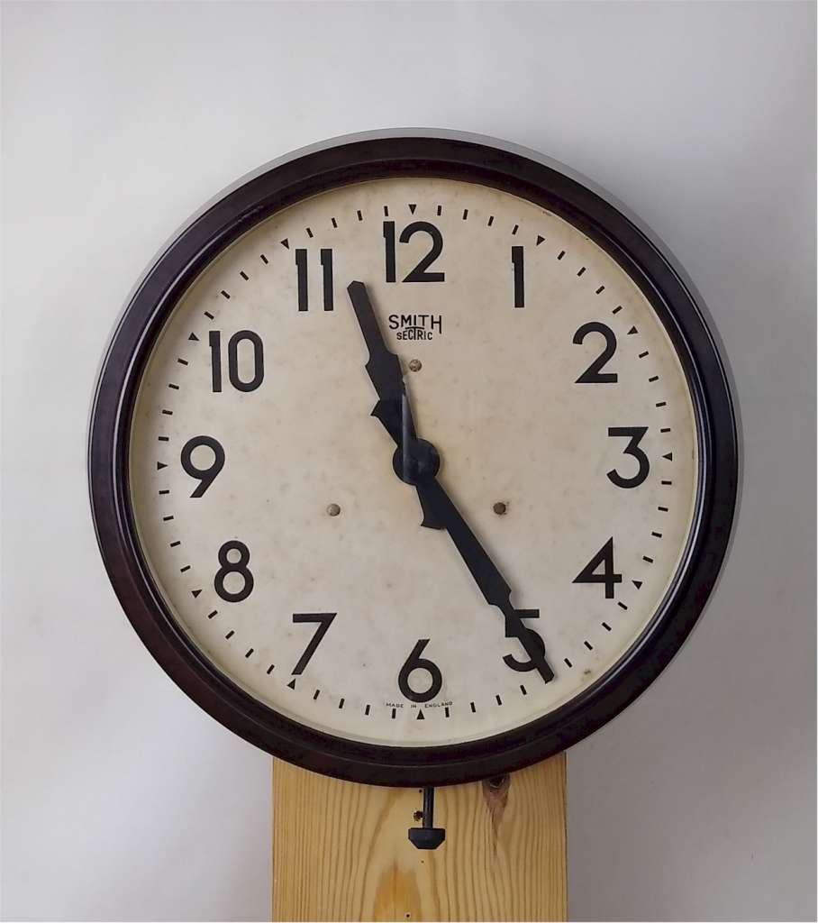 Large factory size Smiths bakelite clock