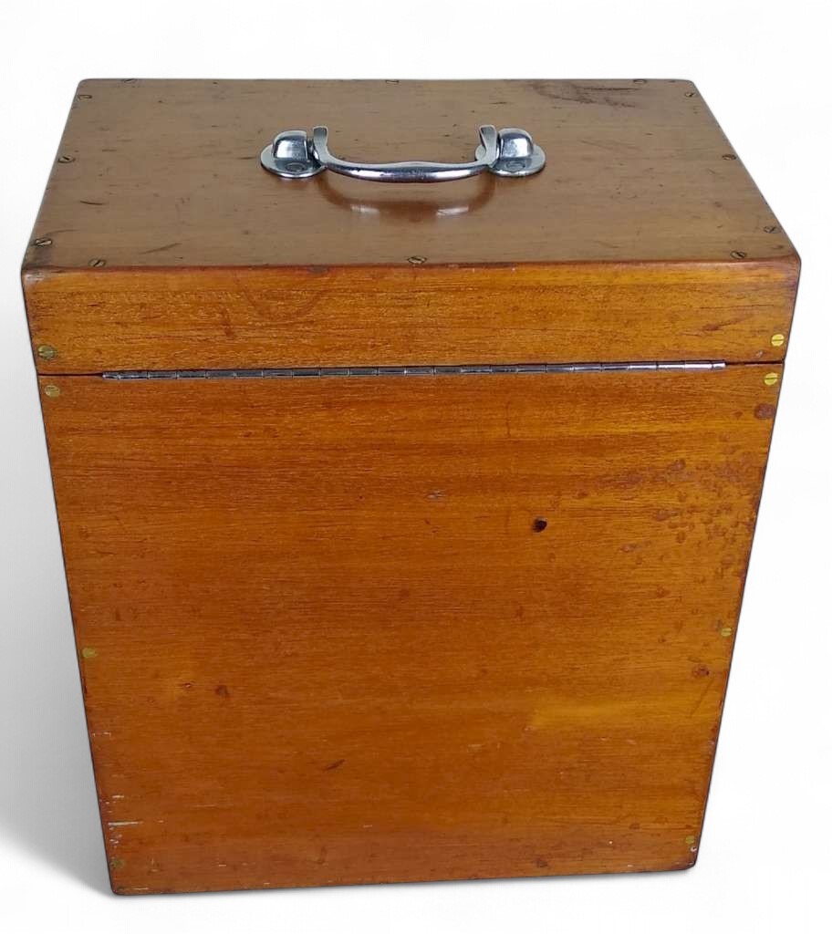 Lockable tabletop dentists chest in mahogany