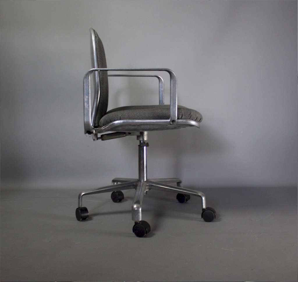 Original Supporto desk chair by F. Scott for Hille